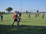 Laatste training S.K.N.W.K. JO8-1 (partijtje tegen de ouders) van maandag 2 juni 2025 (5/123)